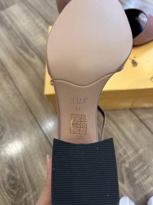 Нови сандали от лак