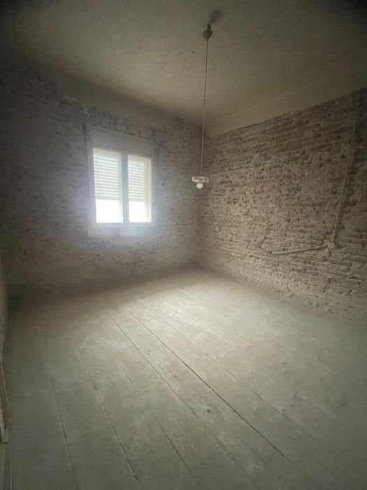 Vand apartament la curte