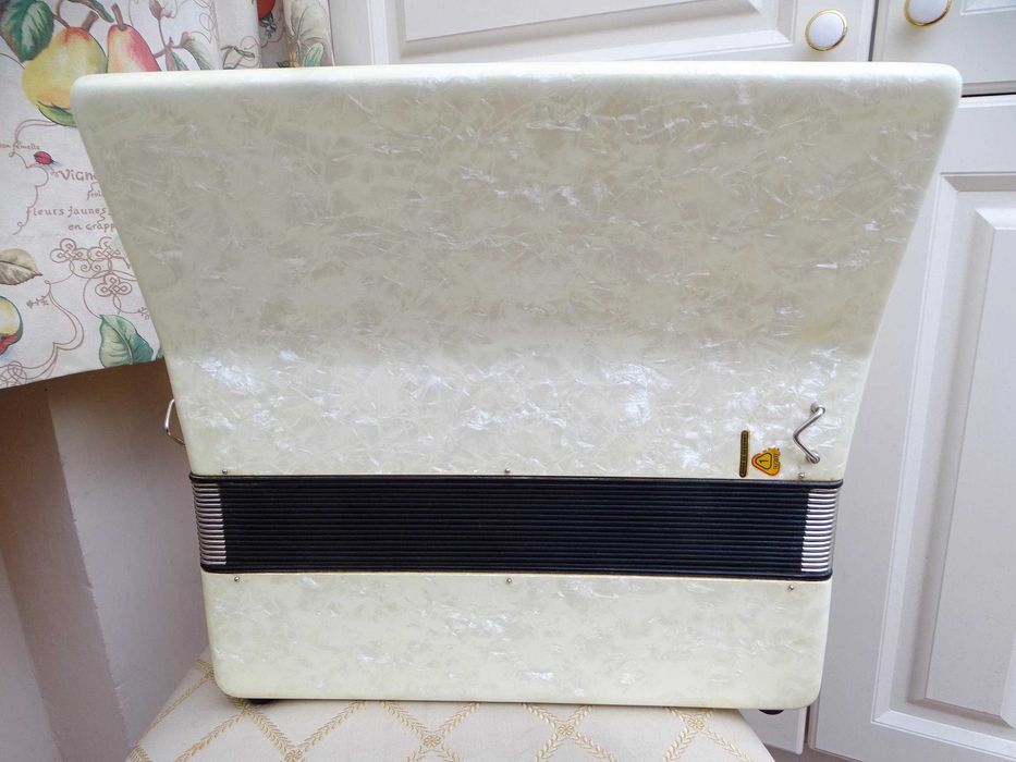 Отличен акордеон Велтмайстер Стела 60 баса