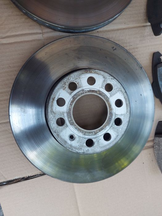 Комплект предни дискове и накладки Голф 5 / Golf V