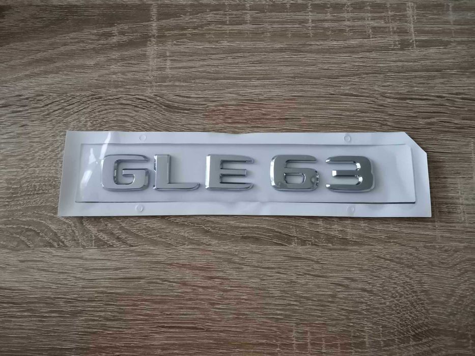 сребрист надпис Mercedes Benz GLE 63