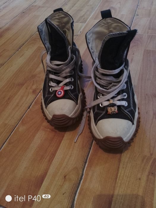 Продам спортивную обувь.