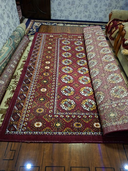 Красный ковер и зеленый ковер