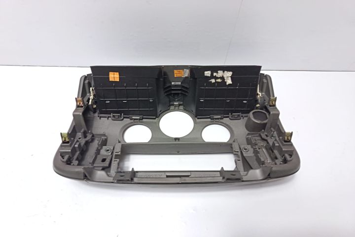 Grila ventilatie centrala cu ornament 8200140713 Renault Scenic a 2-a