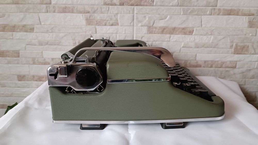 Стара пишеща машина Olympia SM2 - Made in Germany - 1950" година