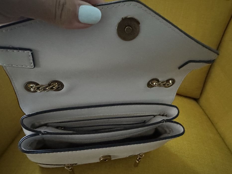 Poseta Guess noua