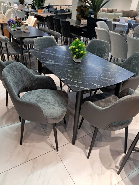 Стол и стулья с крутящим механизмом