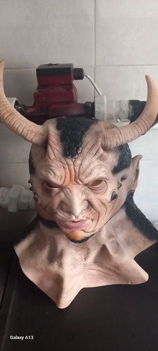 Продавам нова гумена маска..