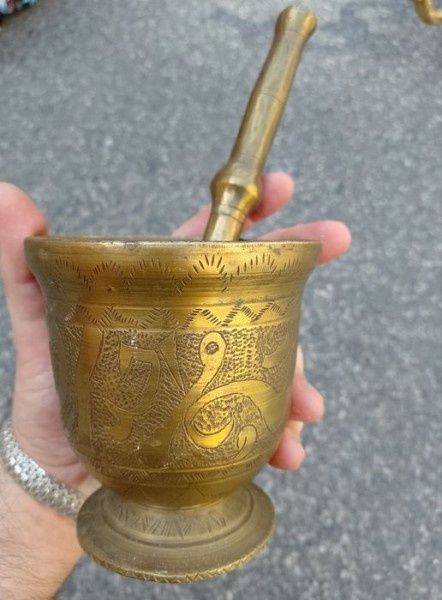 Mojar din bronz gravat