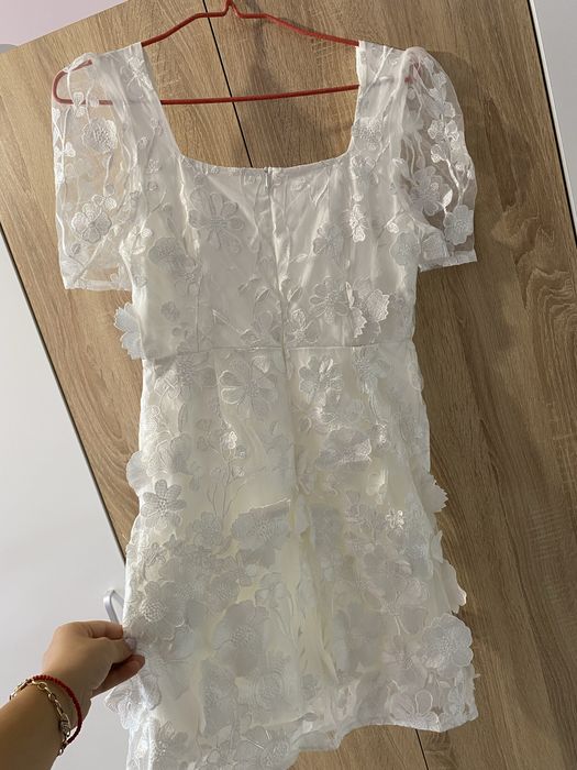 Елегантна 3D рокля на цветя в бяло