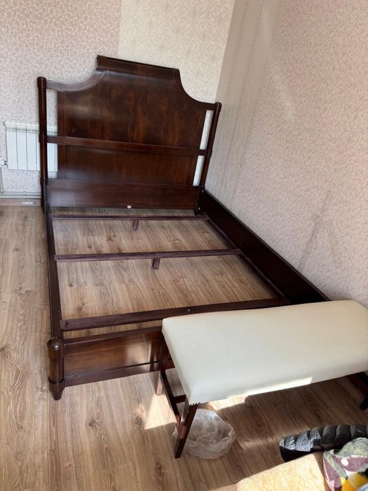 Кровать деревянная с матрацем