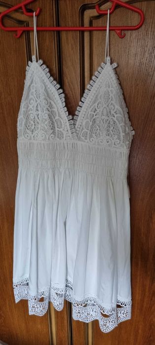 Vând rochie albă, Zara, din bumbac, nouă.