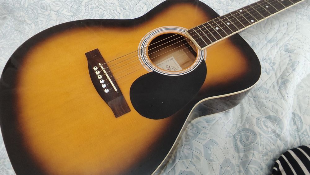 Акустическая гитара