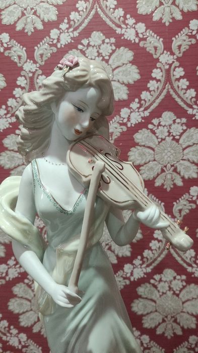 Фарфоровые статуэтки производства Италии, 3 штуки.