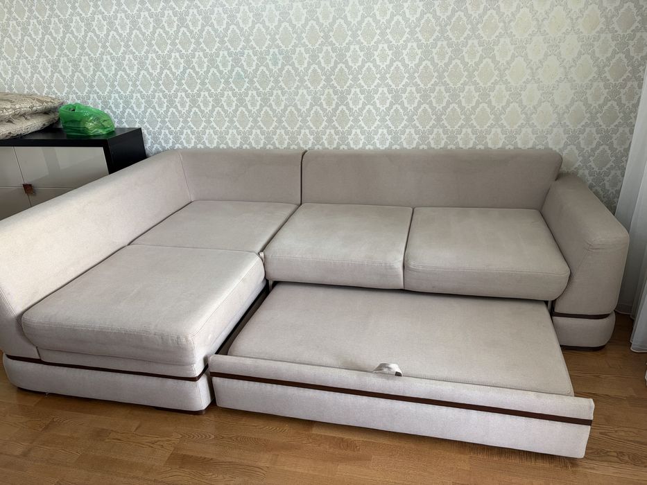 Угловой диван ADK с подушками 180 × 280 см
