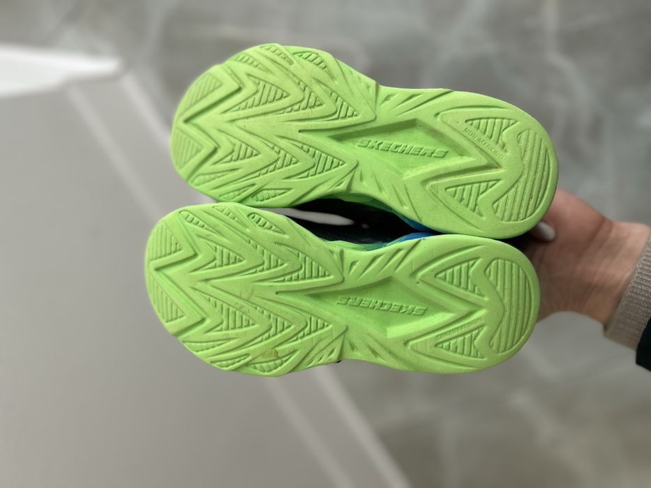 Adidasi skechers 27,5