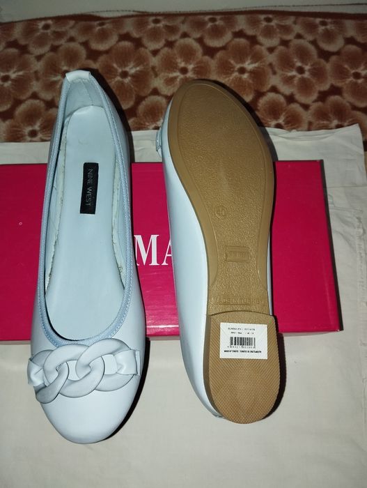 Голубые балетки.