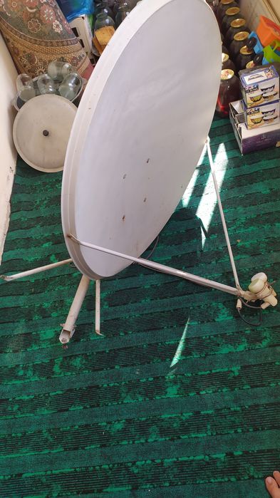 Спутниковая антенна с конвертером и кронштейном