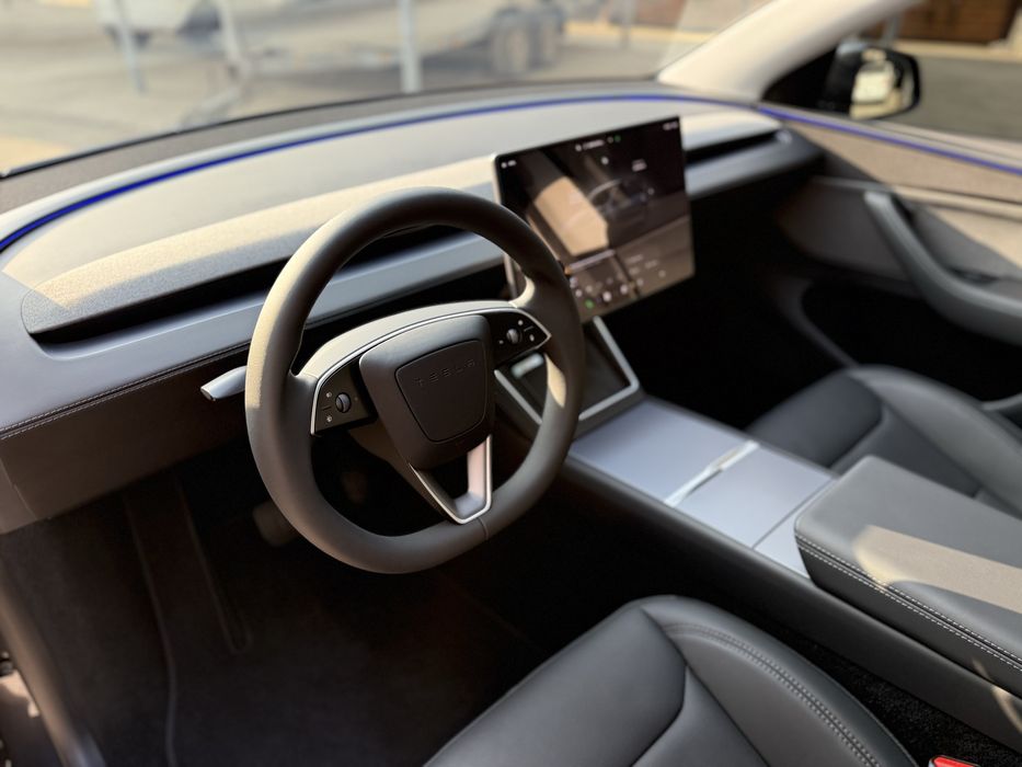 Tesla model Y 2025.
