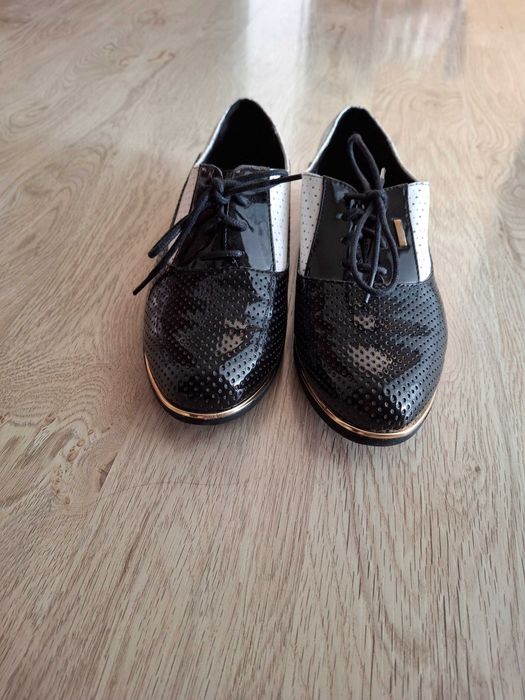 Дамски  затворени обувки