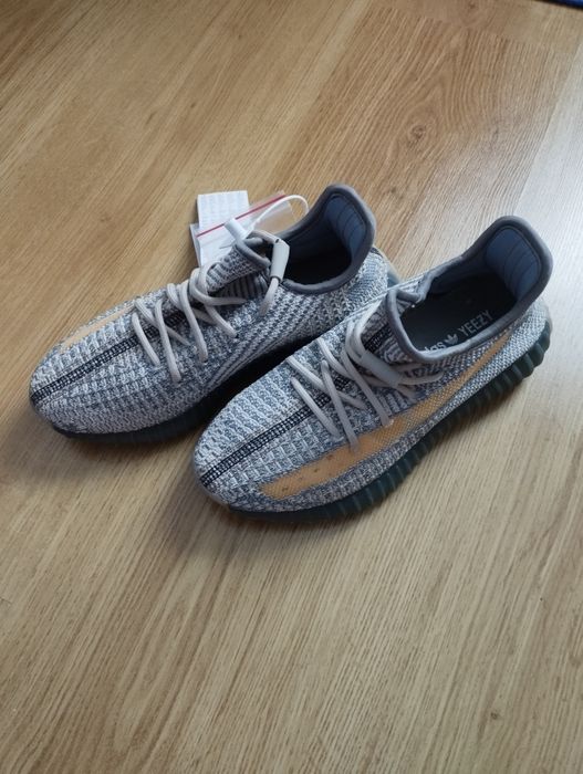 Adidasi Yeezy Boost
