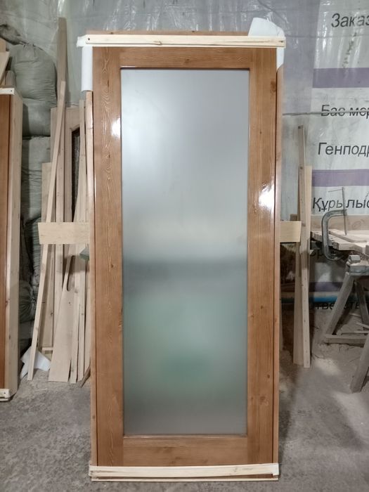 Деревяные двери под стекло.