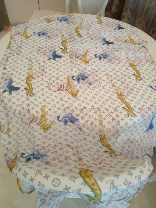 Копринен шал/парео Louis Vuitton, 180/90 см. 80 лв.