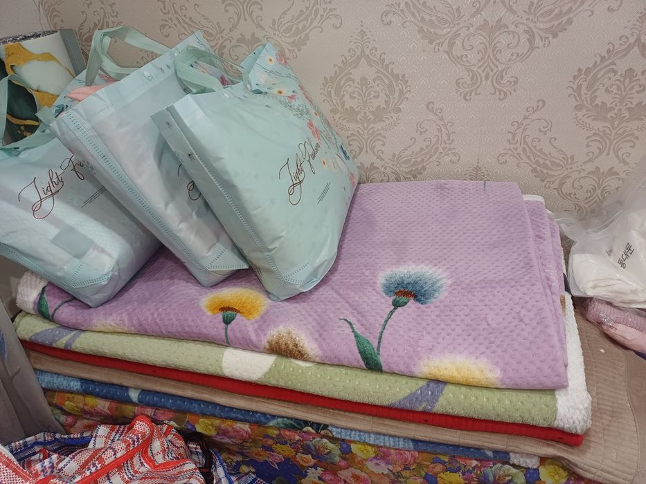 Одеяло,вещи,джинсы,носки,куртки