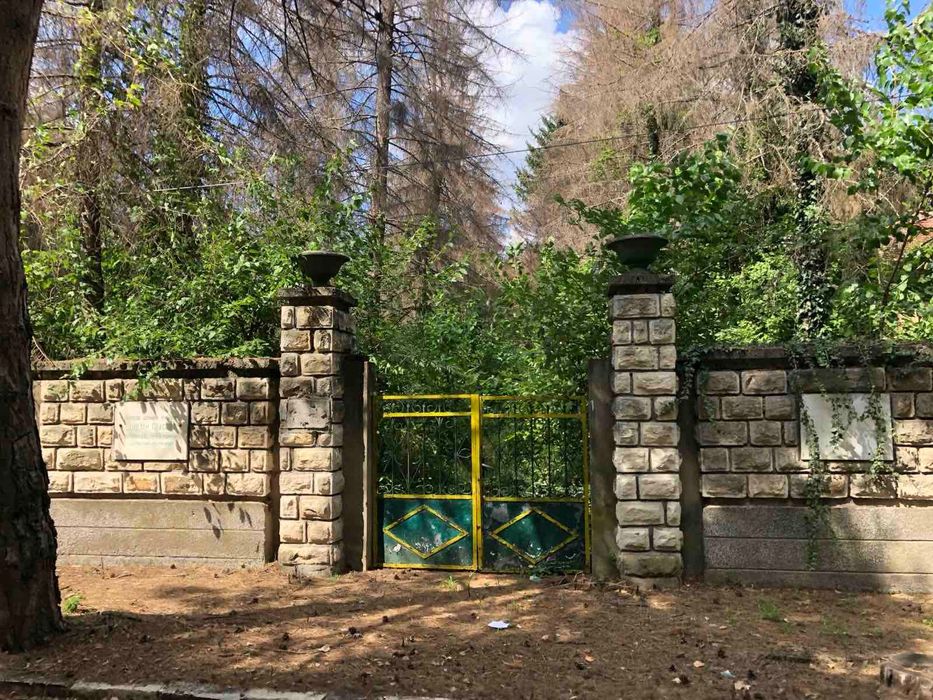 Самостоятелен имот (бивше училище)