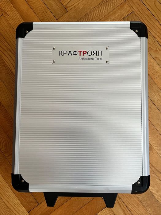 Куфар с инструменти