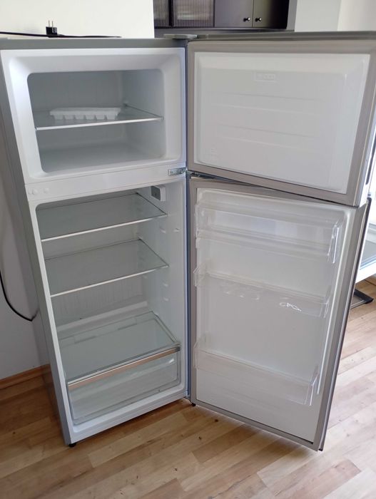 Хладилник Electrolux с фризер – 144x55x55 см – отлично състояние