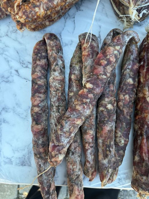 Домашни суджук, петрохан,едро кълцано домашни мезелъци