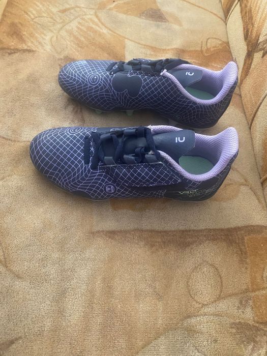 Детски обувки/бутонки за футбол. Номер 32. Цена 12 евро