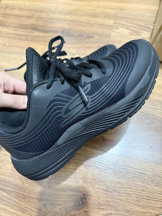 Продам обувь skechers