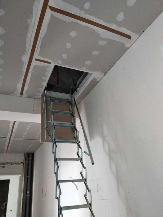 Техническая лестница, люк на крышу, обслуга тех зоны доступ.