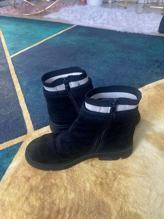 Vând ghete mărimea 34 din catifea