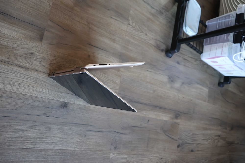 Laptop Lenovo Yoga 710-14IKB 360° 3 în 1 , touchscreen