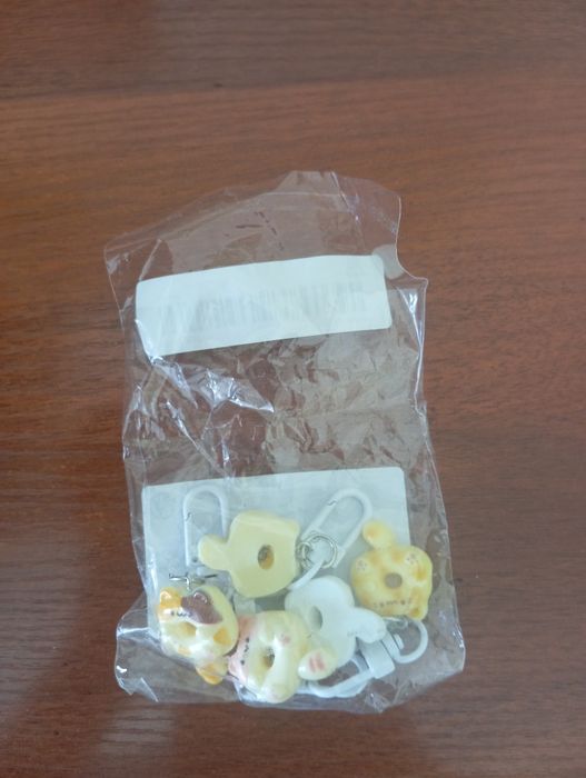 Продаю 5 маленьких брелков виде Кошек(каждый брелок разный)