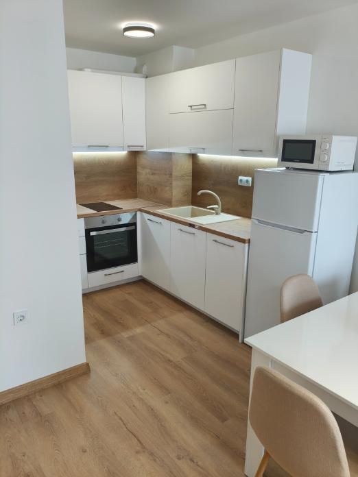 Дава се под наем Двустаен апартамент в Пловдив, Южен - 65 кв.м за 434 € - Снимка #2