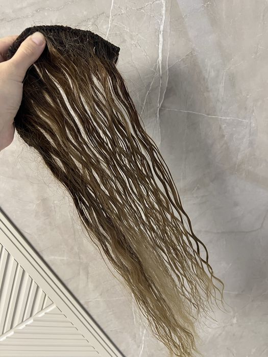 Натуральные волосы на заколке