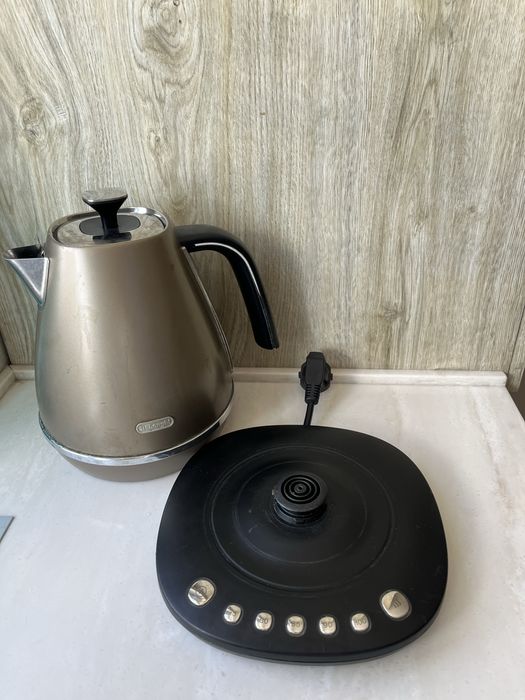 Электрический чайник Delonghi