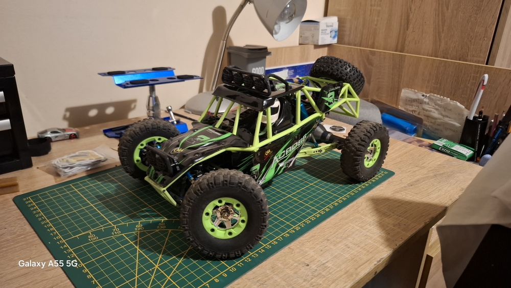 Rc кола Wltoys12428 тежко модифицирана ,направена изцяло за асфалт ,със състезателно окачване-4x4 + резервни части