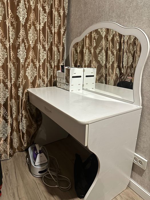 Столик с зеркалом 15.000