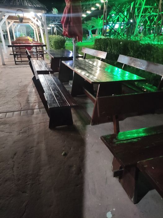 Продавам дървени маси с пейки-четворки и шестици.