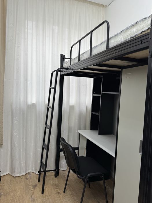 Кровать-лофт со встроенным столом и шкафом