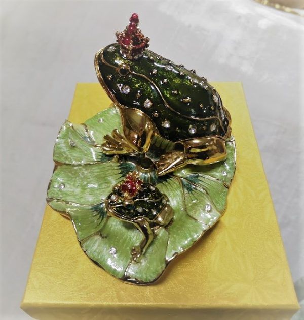 Кутия за бижута – символ на просперитет – инкрустирани с камъни, ръчна