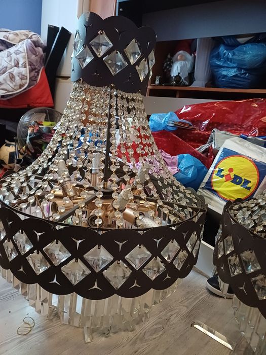 Acest produs este un candelabru de cristal decorativ, similar cu modelele de lux pentru săli de evenimente