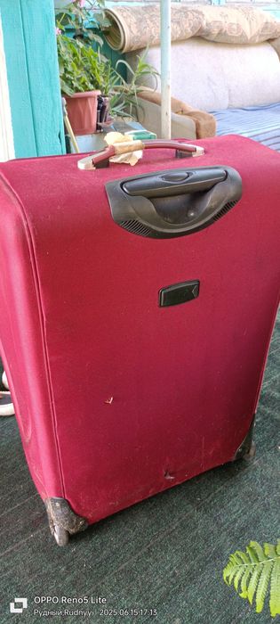 Продам чемодан большой.