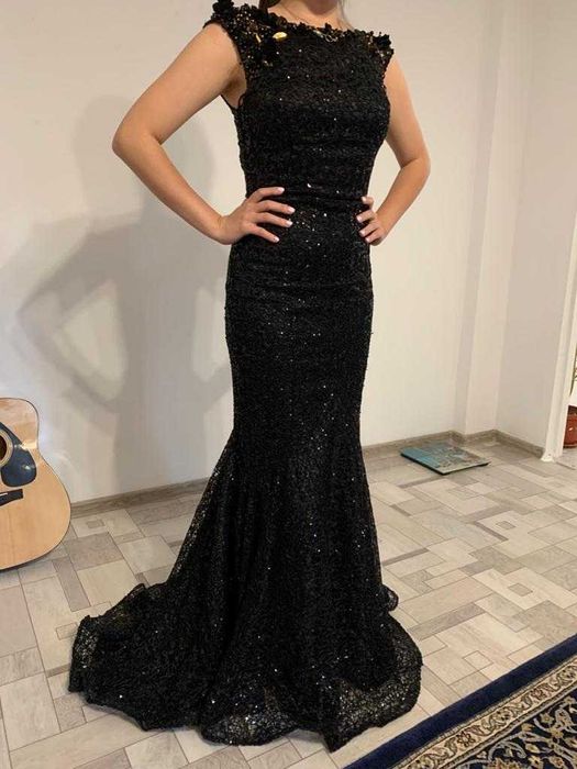 Черное вечернее платье с пайетками