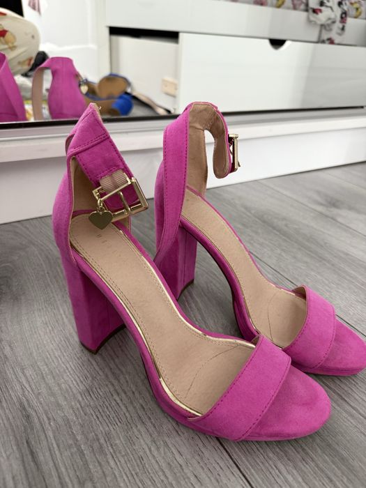 Sandale roz fucsia